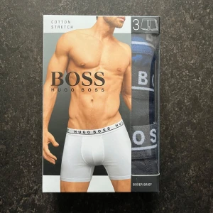3-pack boxerkalsonger från Hugo Boss - Säljer ett 3-pack boxerkalsonger från Hugo Boss i olika färger. Kalsongerna är tillverkade i bomullsstretch och har en bred resår med Hugo Boss-logga. Perfekt passform och snygg design. Blå grå och mörk blå stl S