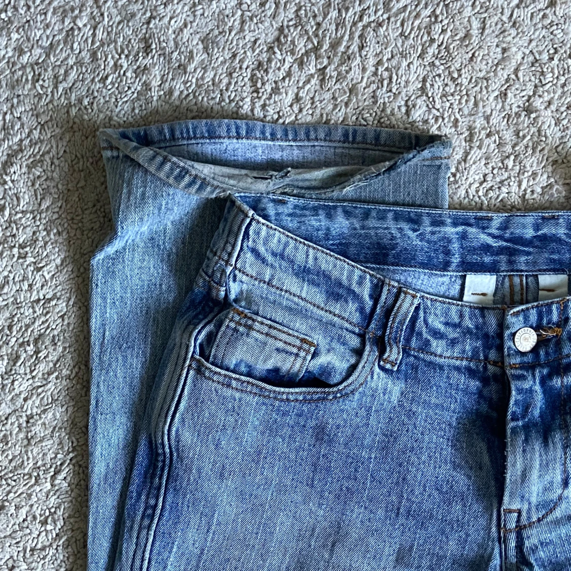 Blå lågmidjade utsvängda jeans - 1