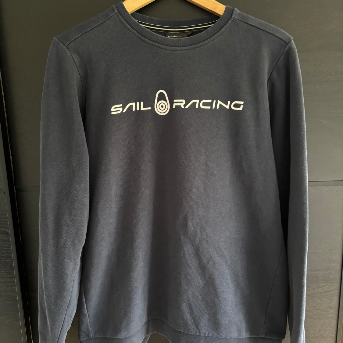 Mörkblå sweatshirt från Sail Racing