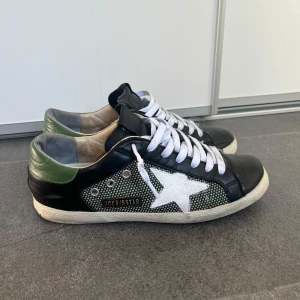 Golden goose skor  - Säljer nu mina snygga svarta golden goose skor med gröna och vita detaljer. Storlek 41     Bra skick (8/10) hör av er om ni har fler frågor 