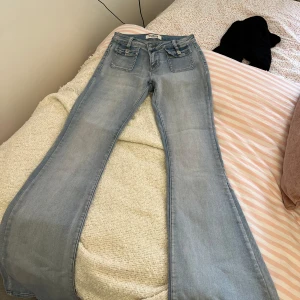 Jeans  - Säljer dessa as snygga jeansen i storlek M! Sitter som en säck, låga i midjan! Endast använda två gånger därav bra skick!🥰