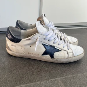 Golden goose skor  - Säljer nu mina snygga vita golden goose med blåa detaljer i storlek 41. Dom är i bra skick (8/10) Hör av er om ni har fler frågor