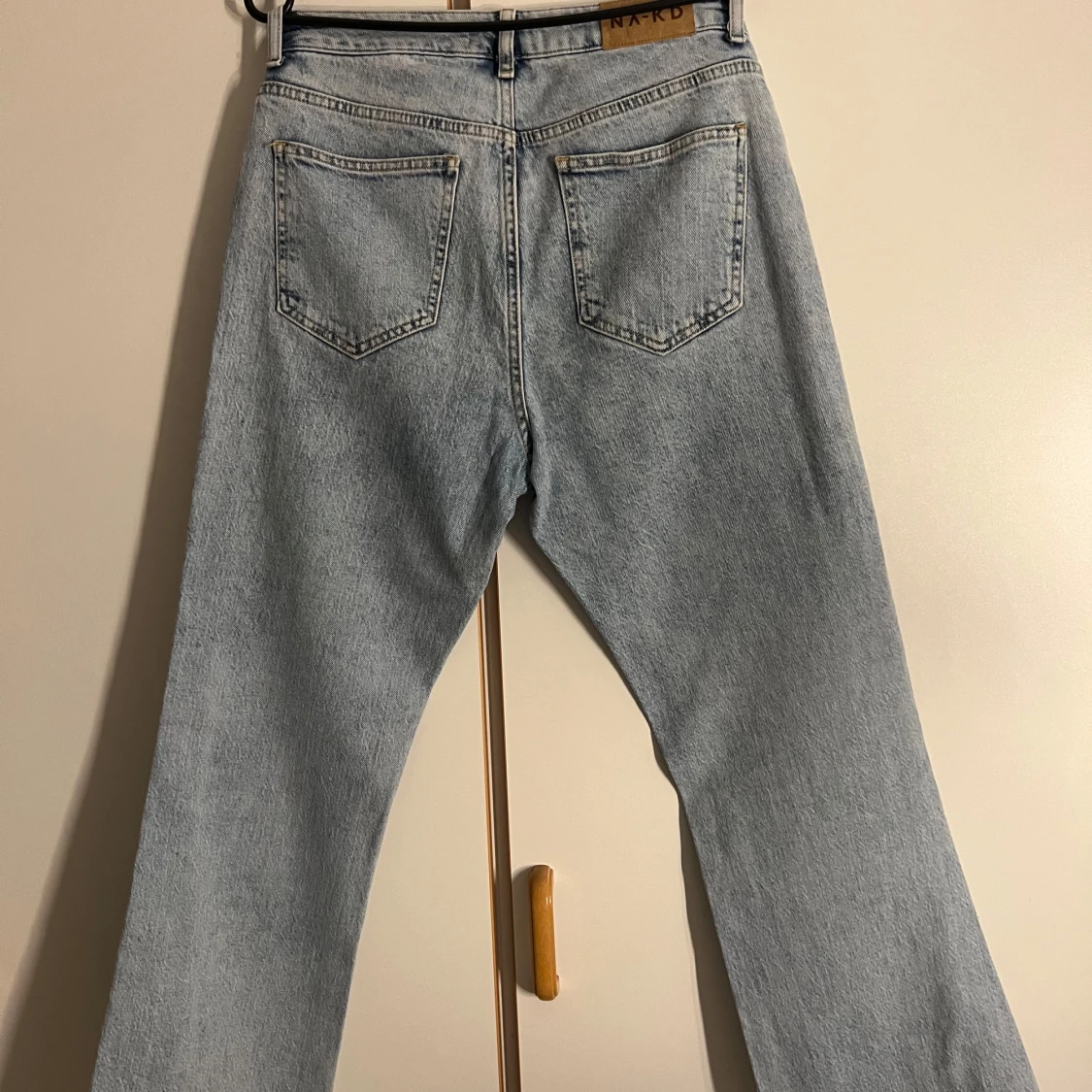 Ljusblå jeansbyxor från NA-KD - 3