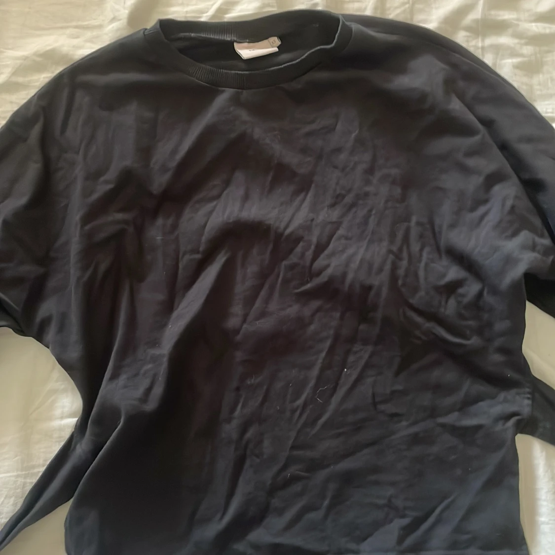 Svart croppad tröja med knyt i midjan - 2