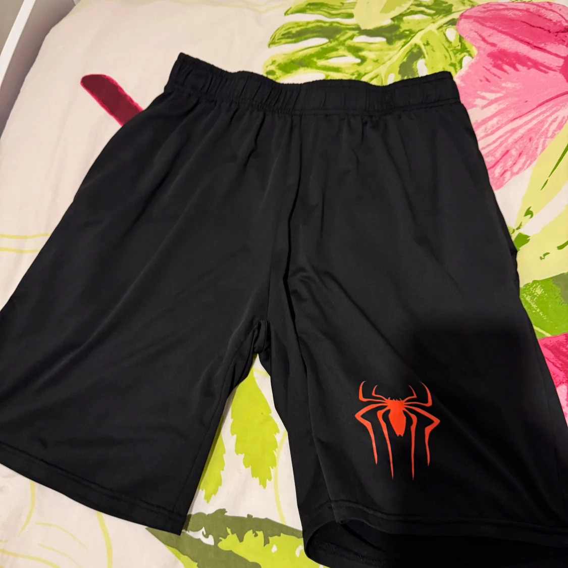 Svarta shorts med tryck