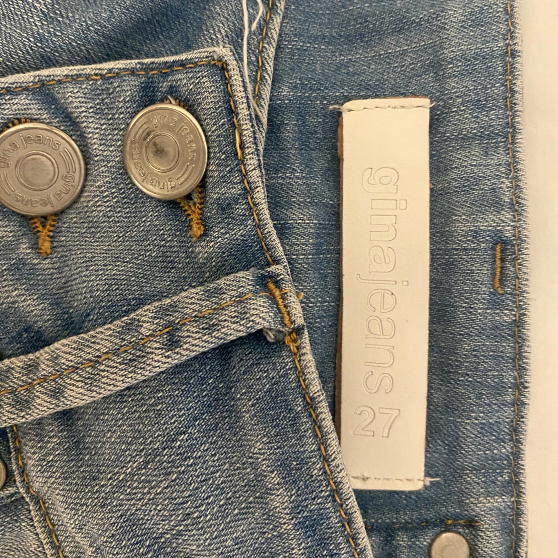 Blå lågmidjade jeansshorts - 1