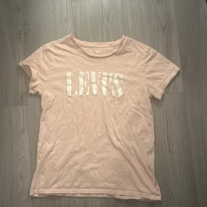 levis t-shirt - har en liten fläck som knappt syns (bild 3)🤍