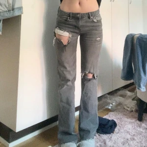 Bootcut jeans - Gråa lågmidjade jeans med hål i och bootcut modell som jag tyvärr inte får användning för. Köpta på Plick innan men det är mina bilder! Jag är 165cm som referens