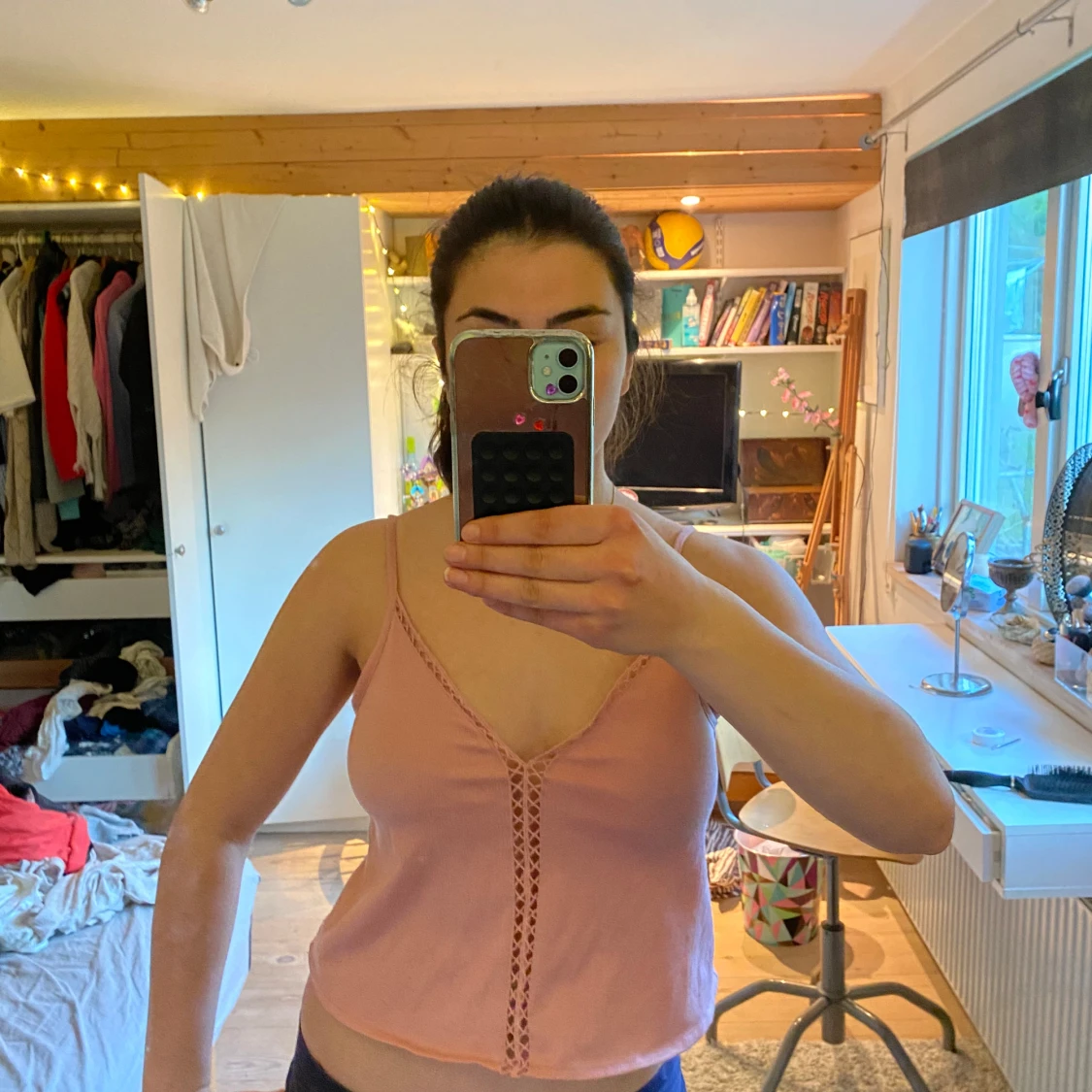 Rosa croppad linnetopp med spetsdetalj - 1