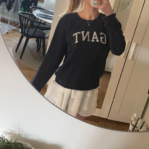 Marinblå sweatshirt från Gant - Marinblå tröja från Gant med stor vit logga framtill. 