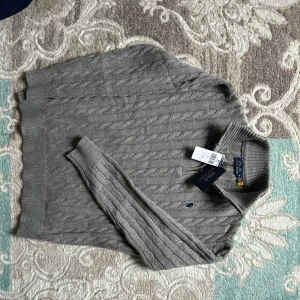 Ralph Lauren Grå - Storlek M - Hej! Säljer idag min RL eftersom att den inte passade mig alls.  Storlek M.