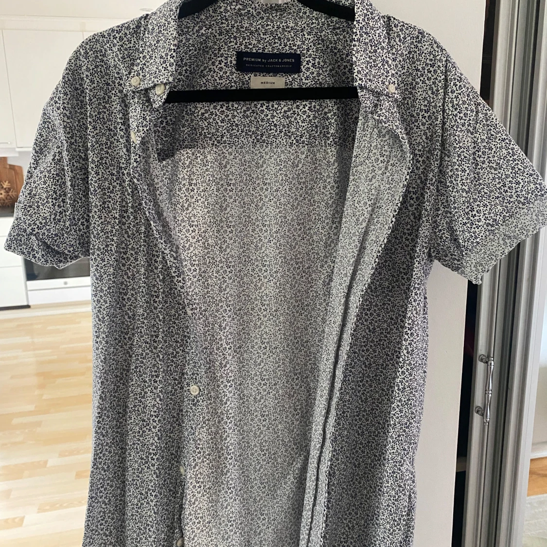 Vit blommig kortärmad skjorta från Jack & Jones