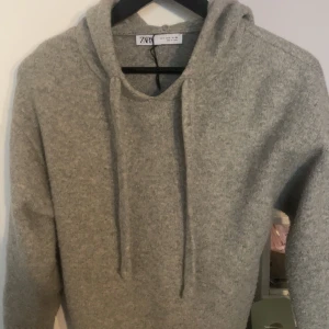 Slutsåld stickad Zara hoodie  - Säljer denna fina populära, helt slutsålda Zara hoodie. Använd ett par gånger, men fortfarande i mycket fint skick! Skriv för mer info/fler bilder💓