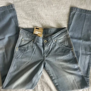 wrangler jeans - Superfina lågmidjade bootcut jeans från Wrangler! Regular waist men sitter mycket mer som low waist.  Är i nyskick och har inga skavanker. Storlek W28 L34