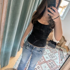 Blå jeansbyxor med normal passform - Säljer ett par low waist bootcut jeans i blått från Gina Tricot sköna och snygga. De passar till det mesta och är storlek 164 men skulle nog säga ungefär s