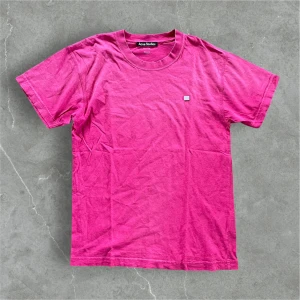 Rosa t-shirt från Acne Studios - Säljer en rosa t-shirt från Acne Studios med liten logotyp på bröstet. Står xxs men passar small!