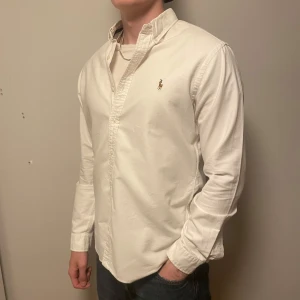 Ralph lauren skjorta - Vit stilig skjorta från Ralph lauren, Skjortan är i mycket bra skick, storlek L med modell slim fit, skriv om du har frågor!