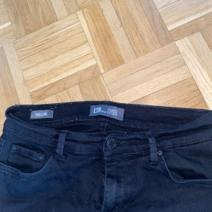 Svarta jeansbyxor från LTB - Svarta jeansbyxor från LBT med klassisk femficksdesign och normal passform. Använder inte för köpte fel storlek.