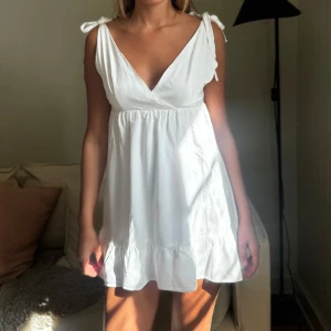 Student/skolavslutning klänning - Säljer denna klänning som är helt perfekt till studenten / skolavslutning 🌸🌼🌸🌼🌸🌼