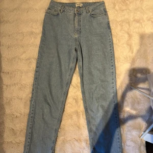 Ljusblå raka jeans från NA-KD - Ljusblå jeans från NA-KD med raka ben. Hög midja