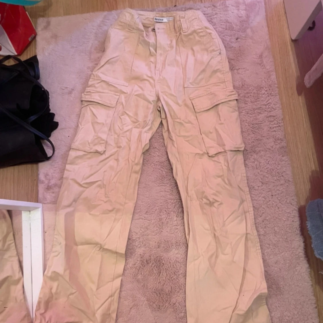 Beige cargopants från Bershka
