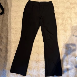 Svarta kostymbyxor med bootcut - Säljer mina favorit kostymer byxor från bikbok pågrund av att de blivit försmå. Storleken är 38 💙