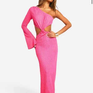 Rosa oneshoulder långklänning - Säljer en superfin rosa långklänning med oneshoulder och utsvängd ärm. Klänningen har en snygg cut-out detalj vid midjan och är figurnära. Perfekt för dig som vill sticka ut med en trendig look! Använd på ett bröllop bara!