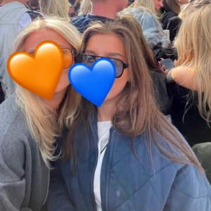 Quiltad blå jacka från Zara - Säljer en quiltad blå jacka från Zara med dragkedja framtill och rund halsringning. Är normalt en S/M men köpte L för ville få en oversized look 🩷