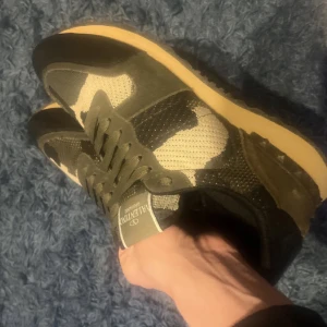 Valentino rockrunner  - Valentino rockrunner Storlek 44 sitter mer som 43 Online kvitto finns pris 1000