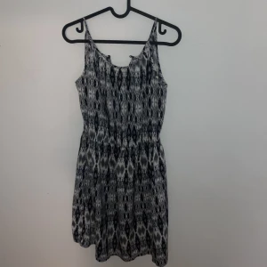 Klänning  - Säljer en sommar klänning jag passar inte i den längre och vill sälja den 