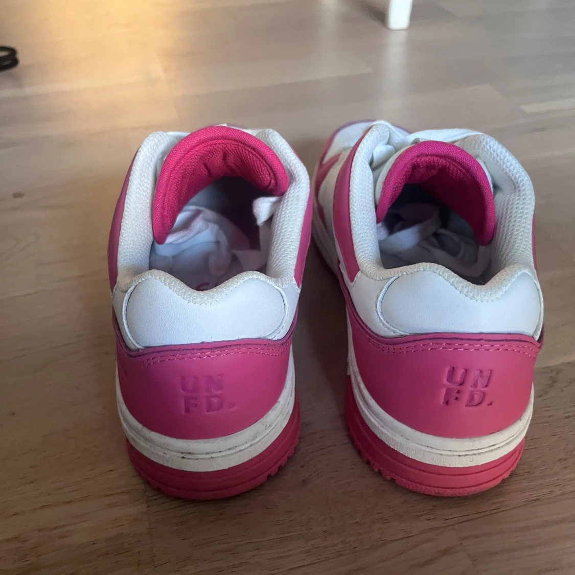 Vita och rosa sneakers från UNFD - 2
