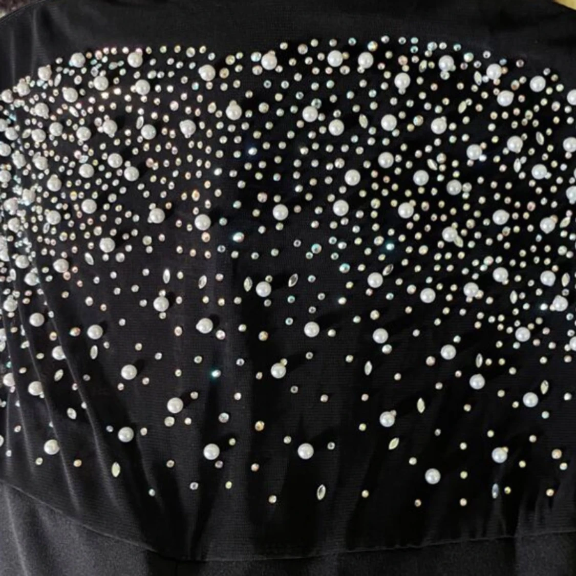 Svart byxdress med pärldetaljer - 2