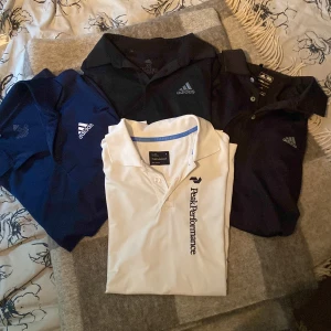 Golf pikétröjor - Klassiska golfpiker med utmärkt skick.                         3 från Adidas, 1 från Peak performance.                           Storlek S förutom den blåa som är xs men passar lika bra som S, köp 150kr/st eller 500 kr för alla