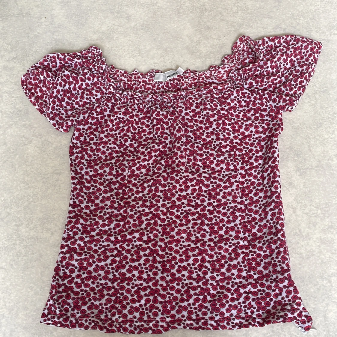 Röd blommig blus från Hennes