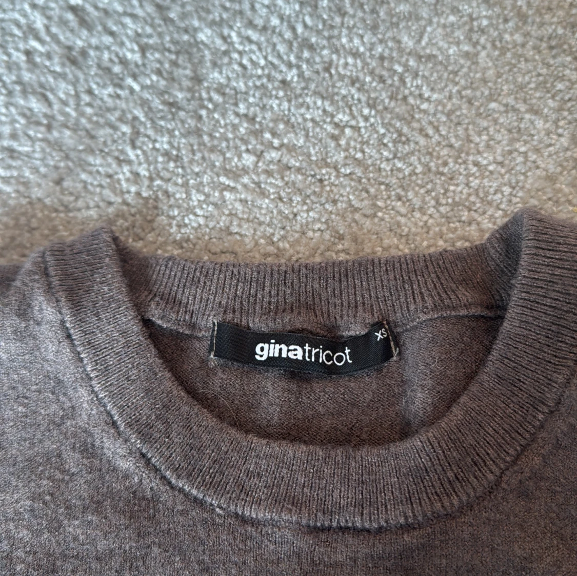 Brun kortärmad tröja från Gina Tricot - 1