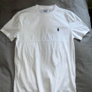 Vit Ralph lauren t-shirt  - Vit t-shirt från Ralph lauren i storlek S, inte använd så inga fläckar/defekter. Hör av er om ni undrar ngt🤘