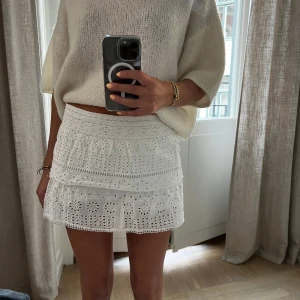 Vit kjol Zara - Superfin vit kortkjol med broderade blommor och volangdetaljer från Zara. Den har shorts inuti. Det är barnstorlek 13-14 men passar mig som är en 34, och har midjemått på ca 12,5 cm. 