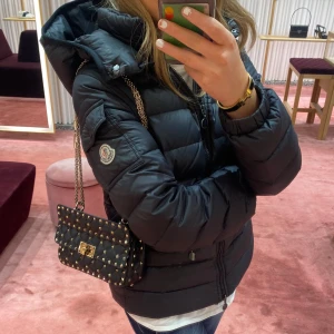 Svart dunjacka från Moncler - Säljer en svart dunjacka från Moncler💕 den är äkta i storlek 164, men skulle säga att den är som en xs i storleken 💗