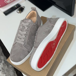 Gråa louboutin skor  - Säljer ett par stilrena gråa Louboutin i storlek 41. Använda ett fåtal gånger, men fortfarande i mycket bra skick. Originalkvalitet och snygg design – perfekta för dig som vill ha något extra.