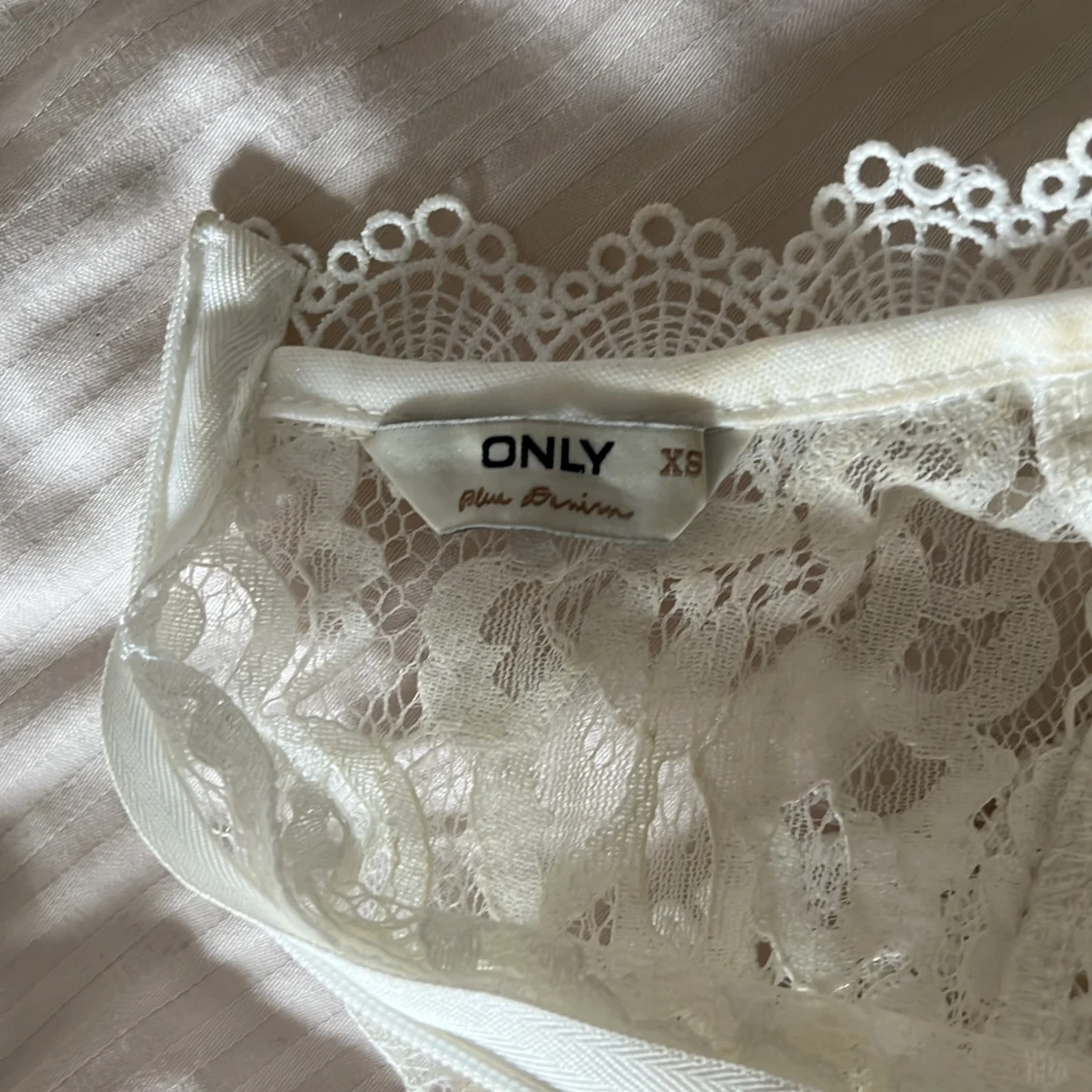 Vit spetsblus från ONLY - 2