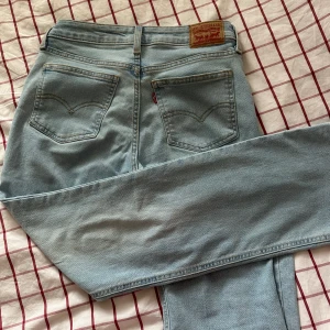 Ljusblå Levis - Klassiska ljusblå Levis jeans med raka ben. 