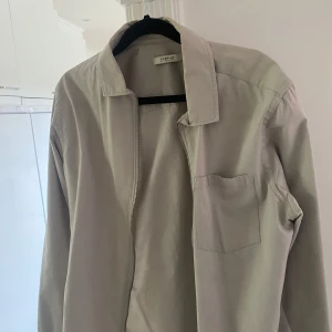 Ljusgrå jacka från Jack & Jones Premium - Säljer en stilren ljusgrå jacka från Jack & Jones Premium. Jackan har dragkedja framtill, klassisk krage och en bröstficka. Perfekt för dig som gillar enkel och clean stil.