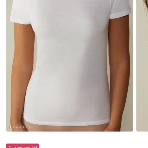 Vit t-shirt intimissimi - Köpt i februari men endast använd ett fåtal gånger. XS men är väldigy stretchig så passar även S