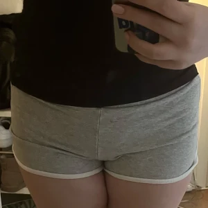 Grå shorts - Grå shorts ifrån New Yorker i strl XS