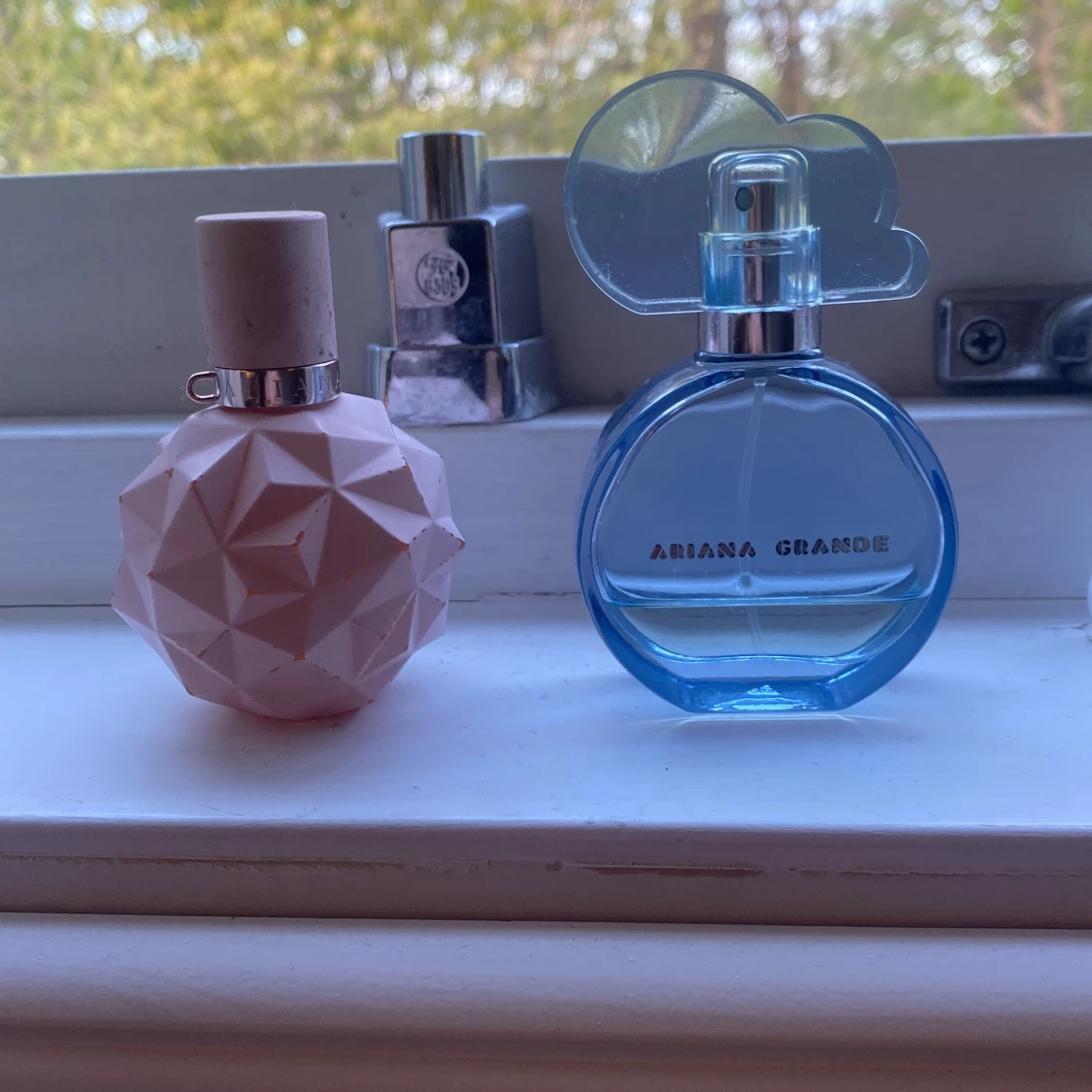 Två parfymer från Ariana Grande - 1