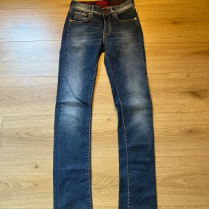Jacob Cohen jeans slim fit - Cohen Jeans i storlek W25 slim fit som sagt. Skick 9/10 titta bilderna också:) tveka inte att skriva om du har en fråga eller fundering🤙