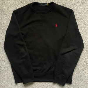 Polo Ralph Lauren sweatshirt - Tja, säljer en svart polo ralph Lauren sweatshirt i storlek S, Äkta såklart. Tröjan är näst intill oanvänd, perfekt för sena sommarkvällar.  Skick 9/10. Modellen är 178 cm. Kom dm vid minsta lilla och pris går att diskutera🍾💯