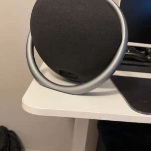 Svart rund högtalare från Harman Kardon - Jag säljer en harmon kardon högtalare. Den är av hög kvalitet och har använts det senaste året. För fick den av släkt därav inget kvitto eller box. Men det syns såklart på priset!