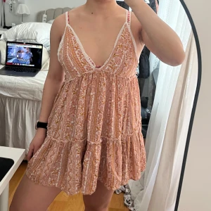 Somrig klänning - Säljer världens sötaste klänning från Pull & Bear!💓 Den är använd men fortfarande i väldigt fint skick😇 Perfekt på stranden som coverup eller bara på en fin sommardag!💓