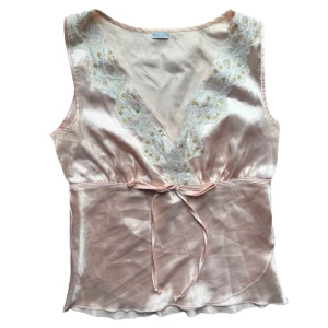 Y2k vintage Ljusrosa satintopp med spets och paljetter - Ljusrosa satin topp med spets och paljetter. Ingen storlek men passar mig som är en S. 